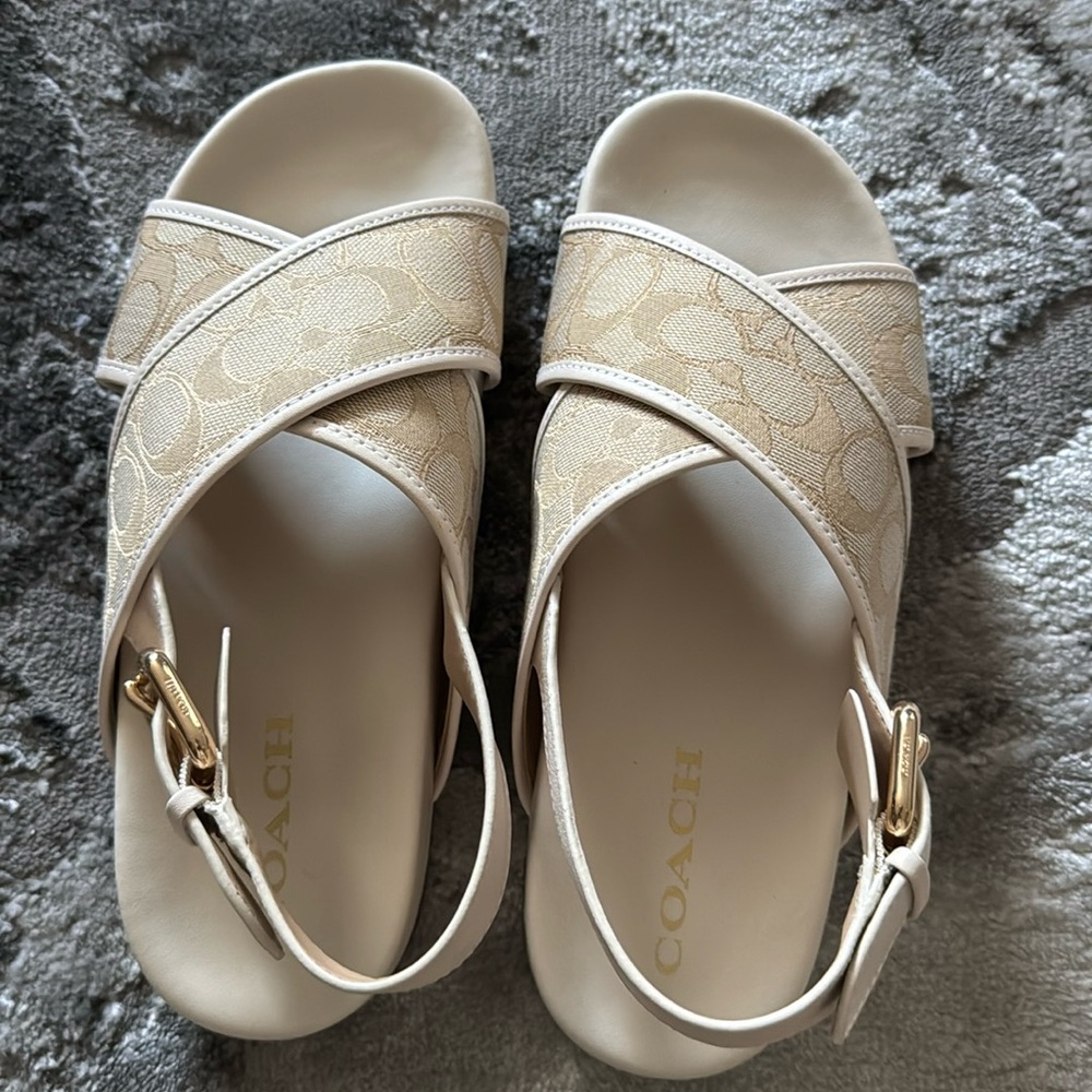 Coach sandal size US 7.58 very comfortable